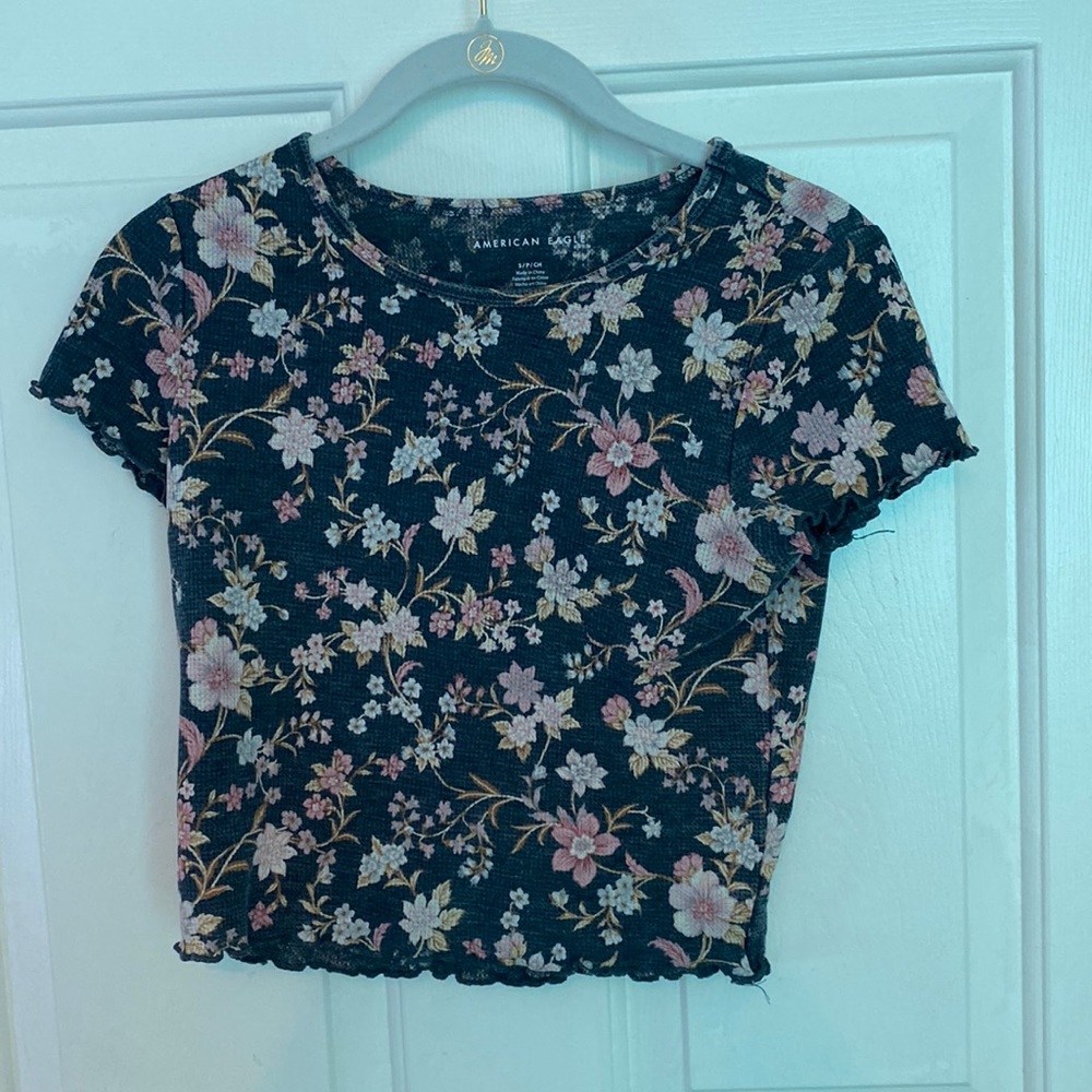 Floral cropped American Eagle shirt!